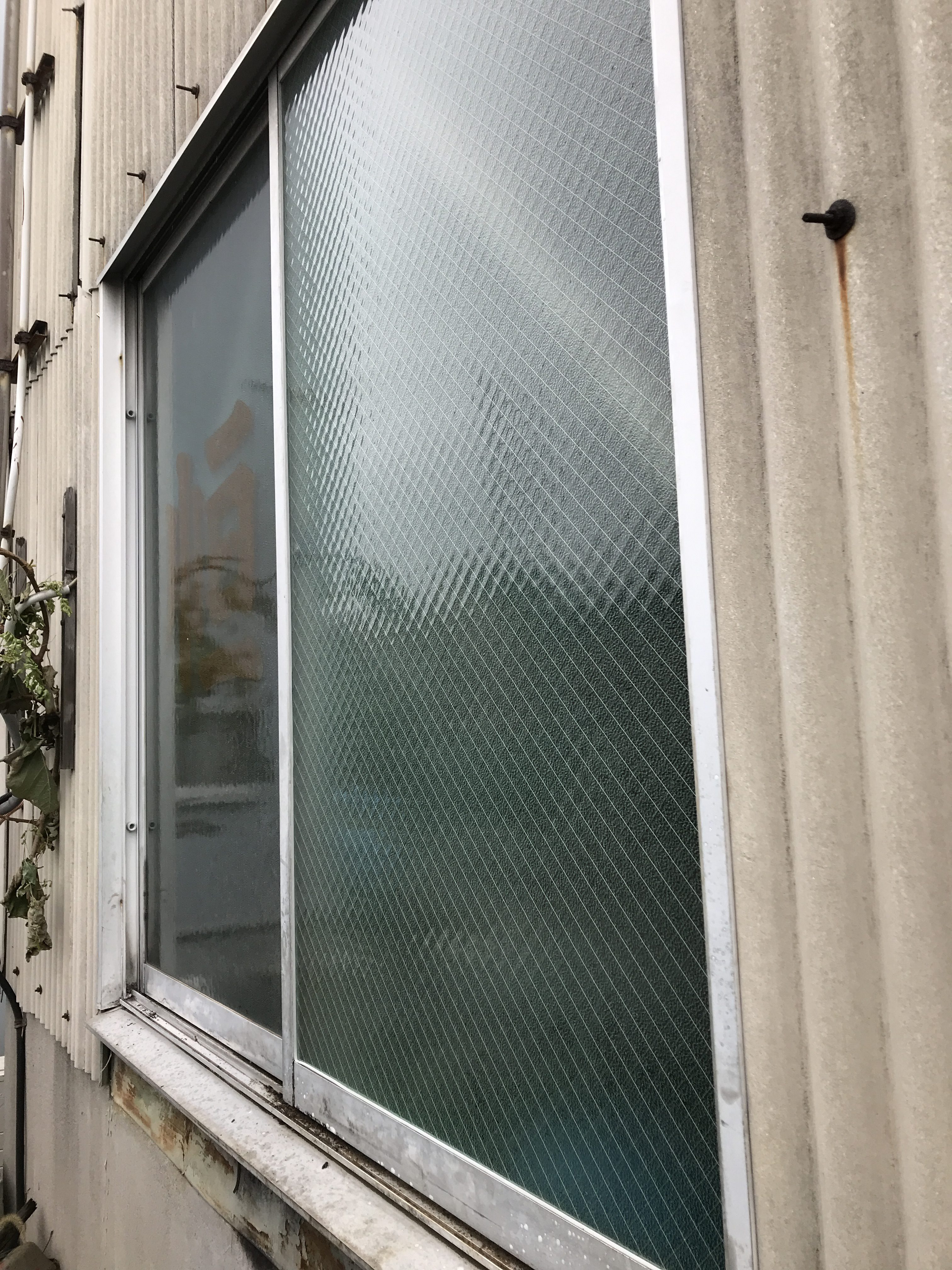 工場の窓ガラス交換。 名古屋のガラス交換・修理。取り付け グラスプラン「大脇硝子店」