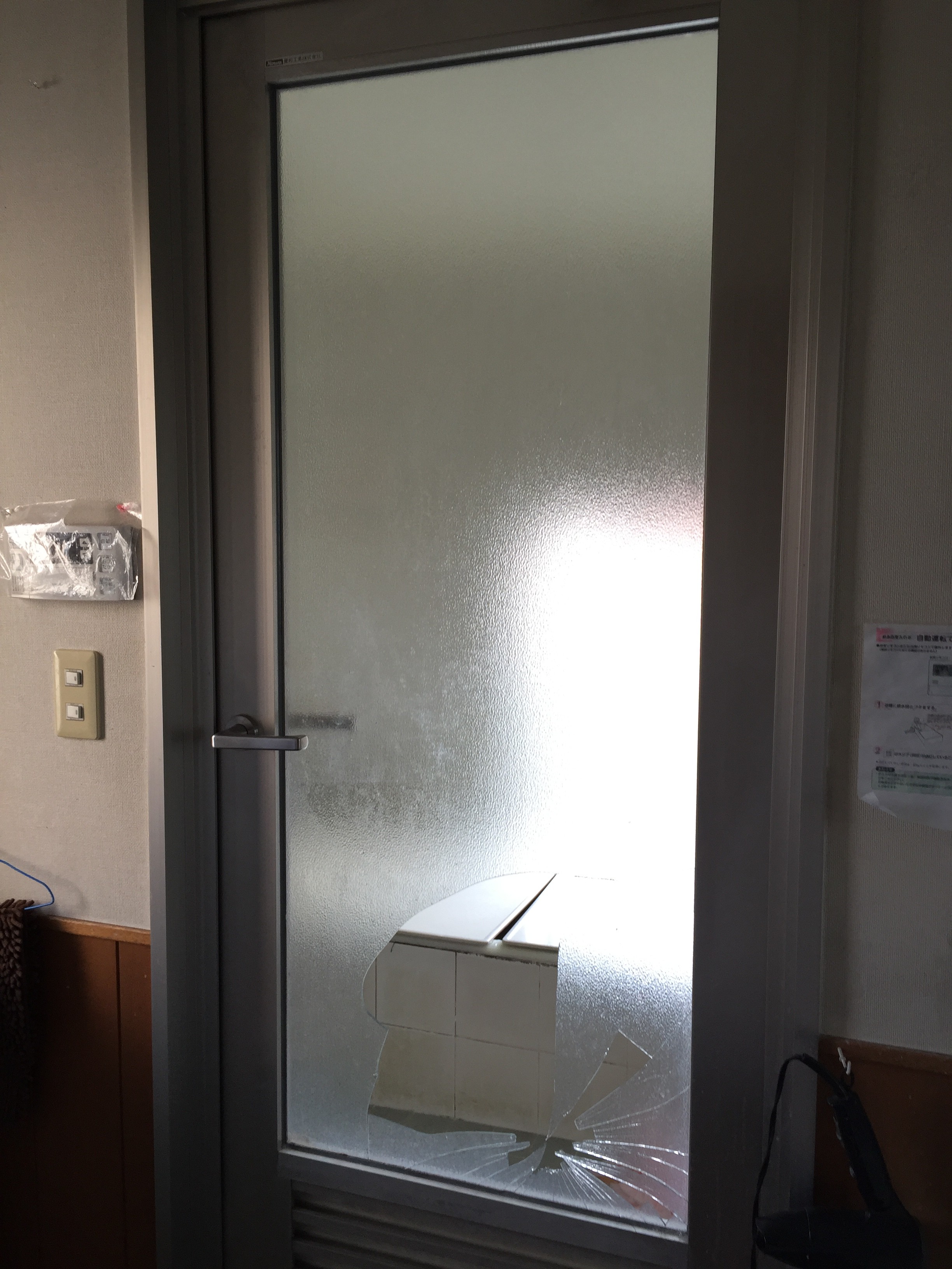 浴室ドアのガラス修理 割れ替え交換 名古屋のガラス交換 修理 取り付け グラスプラン 大脇硝子店